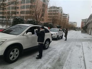 藍(lán)海投資張龍陽、侯杰，天福雅苑卡點執(zhí)勤.jpg